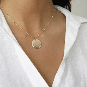 femme avec un collier personnalisé autour du cou