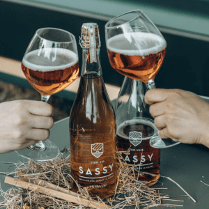 Verres et bouteilles de cidre