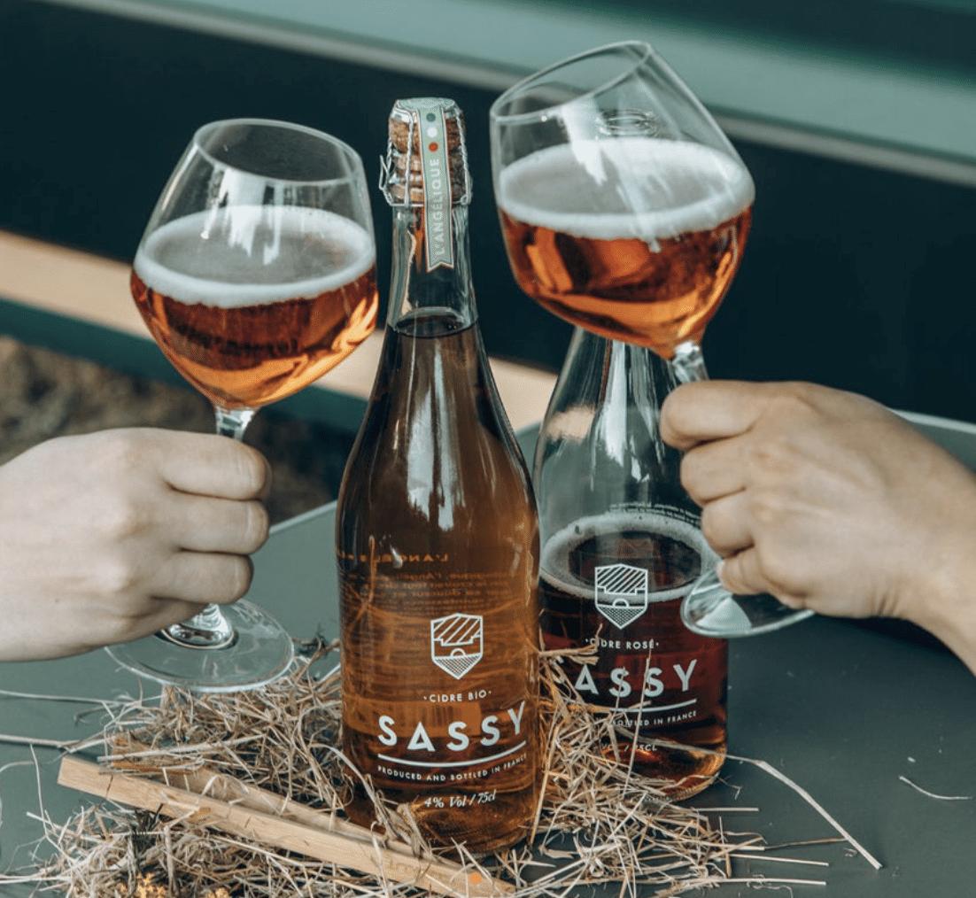 Verres et bouteilles de cidre