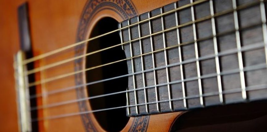 Comment choisir les bonnes cordes pour votre guitare ?