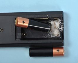 Comment nettoyer le compartiment des piles qui ont coulé ?