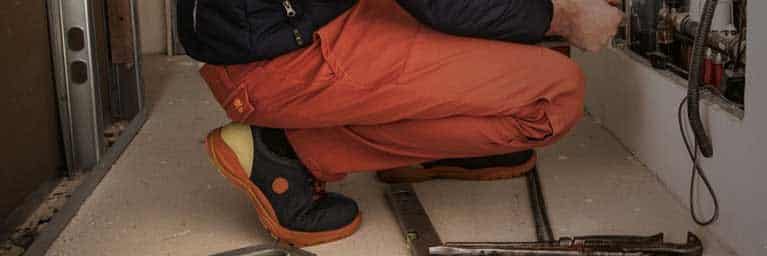 Bien choisir son pantalon professionnel : quels éléments prendre en compte ?
